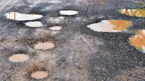 รถบรรทุกดินลูกรังวิ่งตลอด ทำถนนเป็นหลุมเป็นบ่อ วอน อบต.คลองอุดมชลจร จัดการ