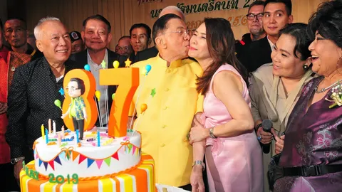 87 ปี เบิร์ธเดย์ "บิ๊กจิ๋ว" สวีตหวานแหววศรีภรรยาคนใหม่ จุ๊บออกสื่อ