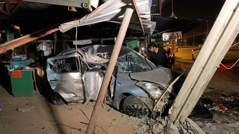 เก๋งเหินข้ามเนินมรณะอัดเสาไฟหักสองท่อนชนร้านจุ่มแซ่บดับคาที่