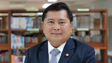 ทิ้งเก้าอี้อธิการบดี มทร.ธัญบุรี นั่งสมาชิกวุฒิสภา