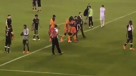 ใจสลาย ชมคลิปอดีตแข้งดังพรีเมียร์ลีก รับไม่ได้ร้องไห้โฮ เข่าทรุดพ่อตาย