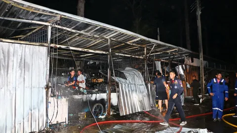 ไฟไหม้แผงขายซีฟู้ด ริมหาดบางเสร่วอด 10 ห้อง แบบยังไม่รู้สาเหตุ 
