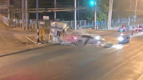 วงจรปิดจับภาพ วีออสขาวพุ่งชนป้อมตำรวจจราจรเชียงใหม่พังยับ (คลิป)