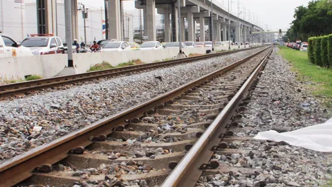 รถไฟชนหนุ่มสักมังกร คอขาดกระเด็น ตายหน้าคลังน้ำมันดอนเมือง