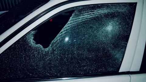 อ้างเก๋งดำจอดหน้าบ้านคนอื่น แต่ออกไม่ได้ คว้าไม้ทุบรถเจ้าของบ้านแตก