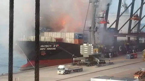 บึมหนีตาย! เรือขนสารเคมีเจ็บนับร้อย