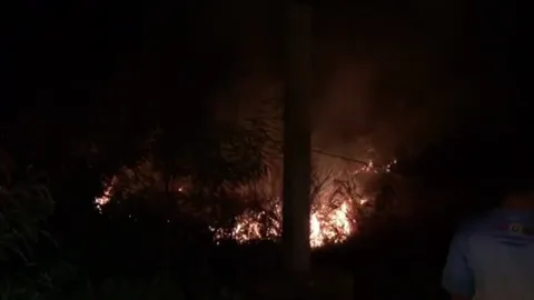 มือมืดเเอบจุดไฟเผาหญ้าข้างทาง ลามเกือบไหม้บ้านคนแต่จนท.ดับทัน