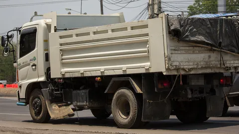 ซอยเจริญราษฎร์ 5 บางคอแหลม มีรถบรรทุกจอดเป็นประจำ ทั้งๆที่มีป้ายห้ามจอด