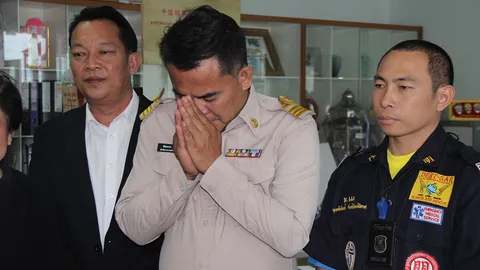 ดีกันแล้ว ข้าราชการกร่าง นำดอกไม้ขอโทษกู้ภัยฯ อ้างวันนั้นเครียดหย่าเมีย