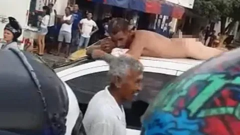 ทำคนขำกลิ้ง หนุ่มโคลอมเบีย ยอมเปลือยล่อนจ้อนบนหลังรถ แลกเมียให้อภัย (คลิป)