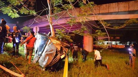  หนุ่มใหญ่ซิ่งเก๋ง รีบกลับบ้าน เสยขอบปูน เหินตกสะพาน ดับอนาถคาซากรถ