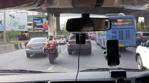 ขอบคุณจากหัวใจ ตำรวจขี่ จยย. เคลียร์ทางให้รถพยาบาล ชั่วโมงรถติด (คลิป)