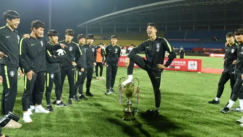 ฉาวทั่วโลก "แข้งเกาหลีใต้" เหยียบถ้วยรางวัล หลังซิวแชมป์ที่จีน