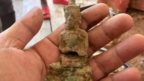 กรุแตกที่ชัยนาท พบ พระขุนแผน เหรียญโบราณ ใต้ฐานพระนอนวัดใหม่วงเดือน 