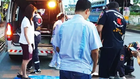 จยย.เสียหลักล้ม ร่างคนขับไถล เข้าใต้ล้อรถพ่วง ทับหัวเบะดับสยองคาที่