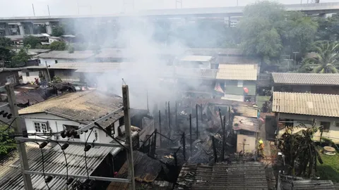 คืบหน้าไฟไหม้ ชุมชนแจ้งวัฒนะซอย 5 ยืนยันไหม้ 5 หลัง จนท.เจ็บ 2 นาย