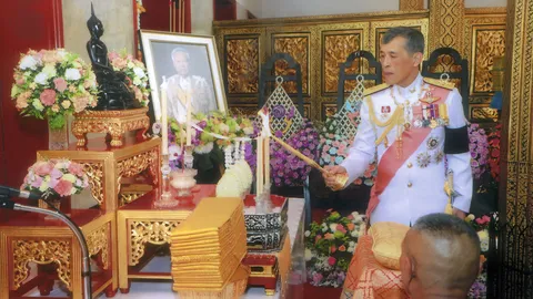 พระบาทสมเด็จพระเจ้าอยู่หัว ทรงจุดธูปเทียนเครื่องนมัสการบูชาพระรัตนตรัย