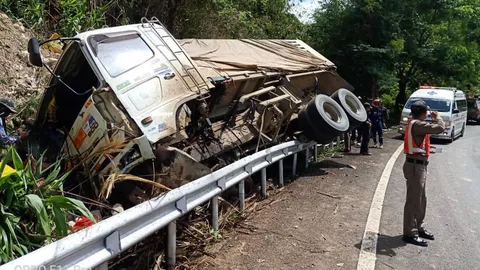 18 ล้อบรรทุกหินหลุดโค้งที่ลำปาง พลิกตะแคงทับกระบะ คนขับดับคาที่