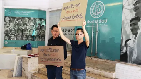 ผู้ชนะคำขวัญ ปชป. ปี 2538 ชูป้าย จี้ อย่าโหวตหนุน "บิ๊กตู่" เป็นนายกฯ 