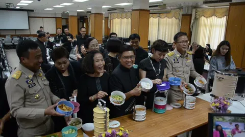 ลดใช้โฟมเลิกใช้ถุง ผู้ว่าฯ ลพบุรีนำทีม ขรก.หิ้วปิ่นโต ทานมื้อกลางวัน