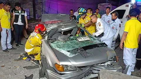 เก๋งอัดเสาไฟดับ 1 แท็กซี่ชนซ้ำซ้อน นักข่าว-ตร.หนีทันหวิดม้วย