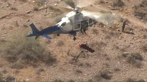 นาทีระทึก เปลขนยายบาดเจ็บ หมุนติ้วกลางอากาศ (คลิป)