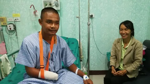 กองทัพดูแล นร.นายสิบแขนขาดดี เผยนาทีปาระเบิดไม่พ้นบังเกอร์จนครูช่วยบัง