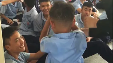 คลิปนี้น่ารักแสนอบอุ่น พี่ม.3 ที่แสนดีใช้ตักแทนหมอนให้น้อง ป.1 หนุน