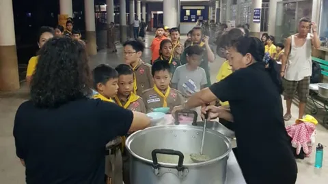 ไม่ต้องกลัวว่าจะหิว ครูใจดีทำข้าวต้มเลี้ยงนร. หลังติดฝนกลับบ้านไม่ได้