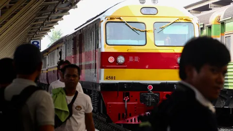 สยองโคราช หนุ่มป่วยทางจิตโดดขวางรถไฟ ม้าเหล็กเบรกไม่ทันทับร่างแหลก