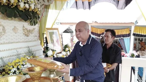 ครอบครัวจัดพิธีเผาศพ เชิด ร็อคแสลง ส่งวิญญาณสู่สวรรค์