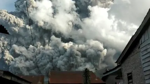 นาทีระทึก ภูเขาไฟซินาบุง ปะทุครั้งใหม่ พ่นเถ้าถ่านสูง 7กม.ขึ้นฟ้า (คลิป)