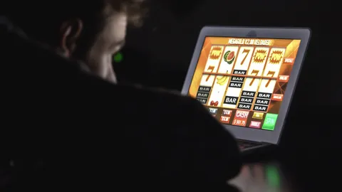 ติดพนันออนไลน์หนัก หนุ่มปล่อยเมียหอบลูกแอดมิท รพ. ถลุงเงินเก็บหลักล้าน