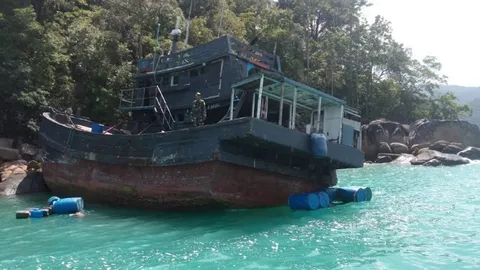 ทัพเรือ คุมตัว 65 ผู้อพยพชาวโรฮีนจาในเรือประมง บริเวณเกาะราวี จ.สตูล