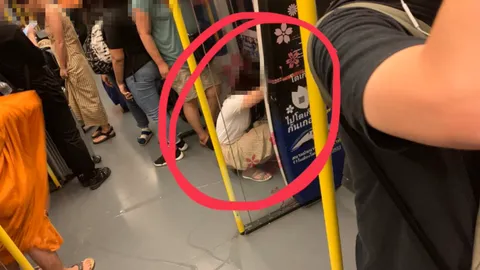 ไม่ไหวแล้ว สาวจีนสุดอั้น นั่งยองปัสสาวะ ในขบวนแอร์พอร์ตลิงก์