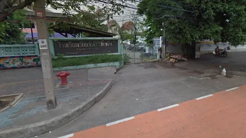 ชาวบ้านแจ้งว่า บริเวณเสาไฟฟ้าหน้าโรงเรียนวัดแจ้งศิริสัมพันธ์ มีคนมักง่ายนำขยะมาทิ้ง