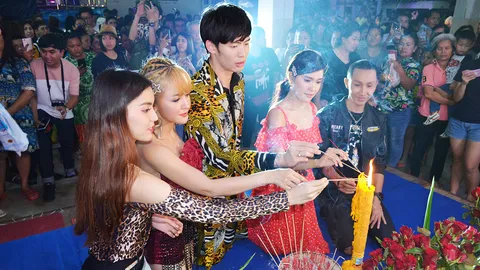 นำนักร้องดังเปิดคอนเสิร์ตข้างเมรุ ร่วมรำลึกวันจากไป พุ่มพวง ดวงจันทร์