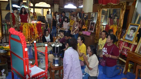 คอหวยเดินทางไปวัดทับกระดาน ลุ้นโชคหวังเลขเด็ดงานรำลึก 27 ปีพุ่มพวง 