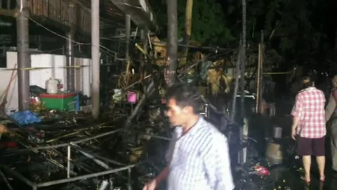 ไฟไหม้ “ตลาดไทยย้อนยุคบ้านระจัน” กว่าครึ่งชั่วโมง วอดร่วม 20 ร้านค้า