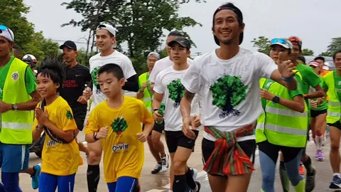 “ตูน” เจ็บเข่า ยอดบริจาคพุ่งกว่า 33 ล้าน วิ่งก้าวคนละก้าวถึงขอนแก่น