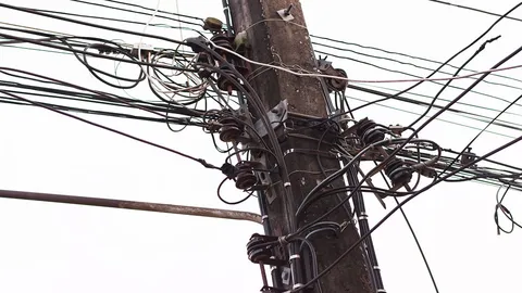 สายไฟ-สายสื่อสาร ริมถนนอำเภอศรีราชา ห้อยระโยงระยางเกือบถึงฟุตปาท ชาวบ้านกลัวไฟดูด