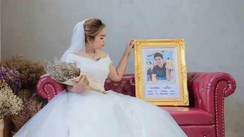 สุดเศร้า เจ้าบ่าวเสียชีวิตก่อนวันวิวาห์ เจ้าสาวถือรูปภาพถ่ายพรีเวดดิ้ง