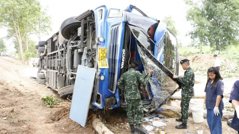 ทัวร์แสวงบุญ ตกข้างทาง เจ็บ 45 คนขับหันไปบอกพระ คันส่งพวงมาลัยหลุด