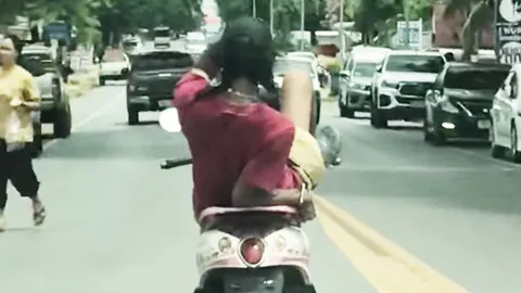 ชิลไปไหม ชายเสื้อแดงโชว์ขี่จยย. ท่าพิสดาร ยกเท้าบังคับแฮนด์แทนมือ (คลิป)