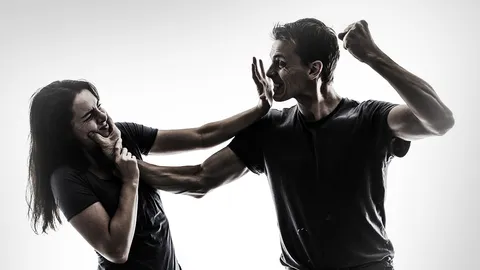 ซัดนัวบนโรงพัก ตร.ห้ามก็ไม่ฟัง ผัวควงเมียใหม่ตบเมียเก่า แม่ยายโดนด้วย