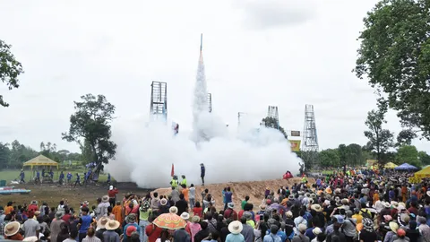 คนครึ่งแสนแห่ชมจุดบั้งไฟ อ.พนมไพร สุดยิ่งใหญ่ปล่อยขึ้นฟ้านับพันนัด