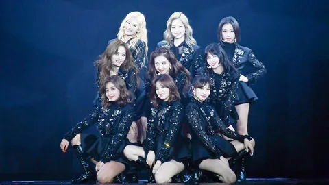 "ทไวซ์" สุดยอดเกิร์ลกรุ๊ป สะกดทุกสายตา "ทไวซ์ เวิลด์ ทัวร์ 2019"