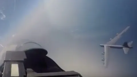 เปิดนาทีระทึก บินขับไล่รัสเซีย สกัดเครื่องบิน B-52 สหรัฐฯ จนยอมถอย (คลิป)