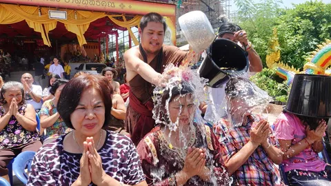 ชาวบ้านแห่ร่วมพิธีอาบน้ำมนต์ "ฤๅษีเณร" หวังเลขเด็ด จากอ่างน้ำมนต์ 