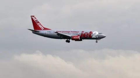 บินรบอังกฤษทำโซนิกบูมกลางเวหา ประกบเครื่อง Jet2 จับสาวป่วนเที่ยวบิน